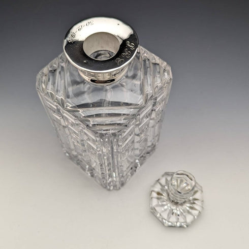 1981 年英國復古切割玻璃方形醒酒器純銀裝飾 2100 克